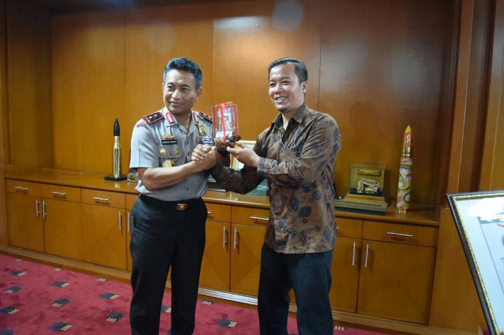 sekjen-perkumpulan-wartawan-republik-indonesia-bersatu-pwrib-firkie-apriliza-ramadhani-se-mm-mh-jalin-silaturahmi-dengan-kapolda-jawa-barat-irjen-bambang-waskito